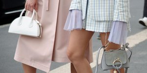 γυναίκες με τσάντες στην εβδομάδα μόδας 