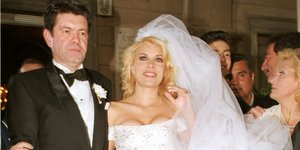 Η Ελένη Μενεγάκη αποκάλυψε πώς αντέδρασαν οι κόρες της όταν είδαν το νυφικό του γάμου της