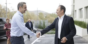 Ο πρωθυπουργός Κυριάκος Μητσοτάκης με τον συνδιευθύνοντα σύμβουλο της Elpen κ. Θεόδωρο Τρύφων