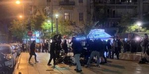 Επίθεση από ομάδα αντιεξουσιαστών σε αστυνομικούς της ομάδας ΔΙΑΣ στην πλατεία Βικτωρίας, στο κέντρο της Αθήνας