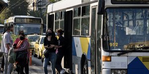 Επιβάτες βγαίνουν από λεωφορείο