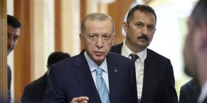 O Ρετζέπ Ταγίπ Ερντογάν μιλάει υπό το βλέμμα σωματοφύλακά του