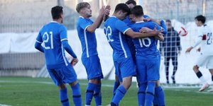 Οι παίκτες της Εθνικής Ελπίδων πανηγυρίζουν τη νίκη επί της Πορτογαλίας