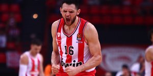 Ο Κώστας Παπανικολάου του Ολυμπιακού κόντρα στον Ερυθρό Αστέρα για τη Euroleague
