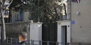 Αστυνομικός έξω από εβραϊκό σχολείο στη Γαλλία