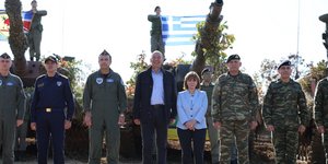 Πρόεδρος της Δημοκρατίας Κατερίνα Σακελλαροπούλου, συνοδευόμενη από τον αρχηγό ΓΕΕΘΑ Κωνσταντίνο Φλώρο και τον υπουργό Εθνικής Άμυνας Νίκο Δένδια