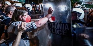 Επεισόδια μεταξύ διαδηλωτών και ΜΑΤ στα Εξάρχεια 