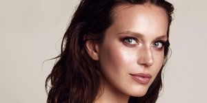 Γυναίκα με φυσικό μακιγιάζ