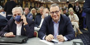 Ο Σωκράτης Φάμελλος με τον Αλέκο Φλαμπουράρη στην ΚΕ του ΣΥΡΙΖΑ