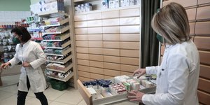 Φαρμακοποιός τακτοποιεί φάρμακα