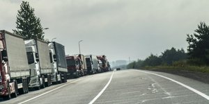 Ουρά φορτηγών στα σύνορα της Πολωνίας και της Ουκρανίας