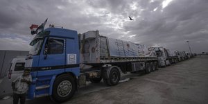 Φορτηγά με ανθρωπιστική βοήθεια στη Γάζα