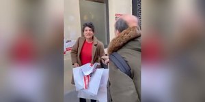 Γαλλία: Πρωην εργαζόμενη του υπ. Εξωτερικών έσκιζε φωτογραφίες ομήρων που κρατούνται από τη Χαμάς