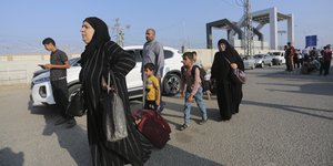 Παλαιστίνιοι περιμένουν στα σύνορα της Γάζας με την Αίγυπτο