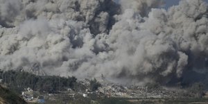 Καπνοί στην Γάζα μετά από εκτεταμένο βομβαρδισμό στου Ισραήλ