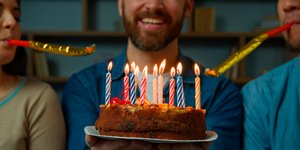 Άνδρας σβήνει τούρτα για τα γενέθλια του