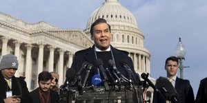 O ρεπουμπλικάνος βουλευτής Τζορτζ Σάντος κάνει δηλώσεις