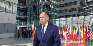 Ο Γιώργος Γεραπετρίτης κάνει δηλώσεις έξω από το ΝΑΤΟ