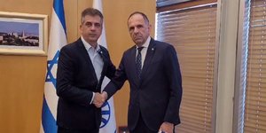 Χειραψία Κόεν με Γεραπετρίτη