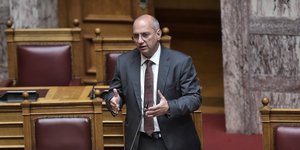 Ο Γιάννης Οικονόμου μιλάει στη Βουλή