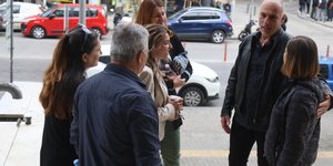 Οι γονείς της Εμμας έξω από τα δικαστηρια