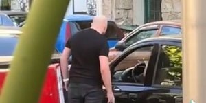 Γούδη: Άνδρας κλοτσάει αυτοκίνητο και χτυπά γυναίκα στη μέση του δρόμου