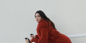 Κένταλ Τζένερ με κόκκινο παλτό