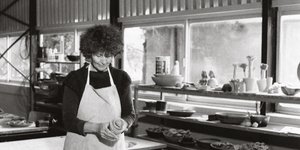 Η Ελένη Βερναδάκη στο εργαστήριό της 