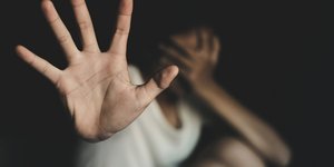 Γυναίκα ζητά να σταματήσει η βία