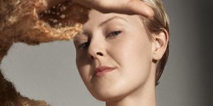 Ολλανδή σχεδιάστρια πλέκει πουλόβερ από ανθρώπινες τρίχες