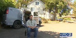 O ιδιοκτήτης του ακινήτου μπροστά στο φορτηγάκι μου μένει