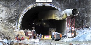 Μάχη με το χρόνο για τη διάσωση των 40 εγκλωβισμένων εργατών σε τούνελ της βόρειας Ινδίας