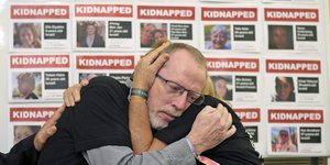 Συγγενείς Ισραηλινών ομήρων μπροστά στις φωτογραφίες απαχθέντων από τη Χαμάς