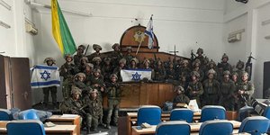 Η Χαμάς «έχασε τον έλεγχο στη Γάζα», λέει ο υπουργός Άμυνας του Ισραήλ -Η φωτό που κυκλοφορεί με ισραηλινούς μέσα στο κοινοβούλιο της Γάζας