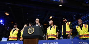 Ο πρόεδρος των ΗΠΑ, Τζο Μπάιντεν σε εργοστάσιο στο Κολοράντο