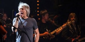 Bon Jovi τραγουδαει