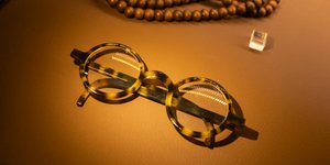 Το αυθεντικό κομπολόι του Κ.Π. Καβάφη. Πιστό αντίγραφο ενός ζευγαριού γυαλιών του (το μοναδικό αντικείμενο που δεν είναι αυθεντικό)/ Πηνελόπη Γερασίμου