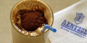 Σε αυτό το καφέ του Παγκρατίου θα πιείτε τον πιο παχύρρευστο φραπέ