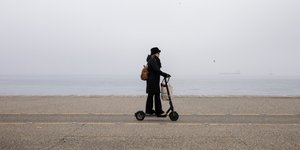 Καιρός στη Θεσσαλονίκη -Γυναίκα με ηλεκτρικό πατίνι