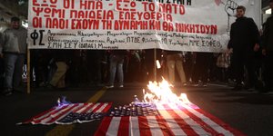 Κάψιμο αμερικανικής σημαίας στη πορεία του Πολυτεχνείου