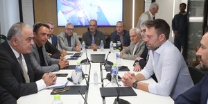 Ο πρόεδρος του ΣΥΡΙΖΑ-ΠΣ, Στέφανος Κασσελάκης συνοδευόμενος συναντάται με τον πρόεδρο του ΕΕΑ Ιωάννη Χατζηθεοδοσίου 