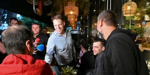  Ο Κασσελάκης χαιρετά κόσμο σε καφετέρια