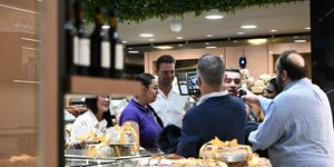 Η επίσκεψη Κασσελάκη στον φούρνο μετά την συνεδρίαση της ΚΕ του ΣΥΡΙΖΑ