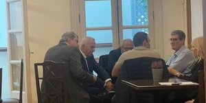 O Στέφανος Κασσελάκης στο καφενείο της Βουλής με τον Παύλο Πολάκη και την Θεοδώρα Τζάκρη