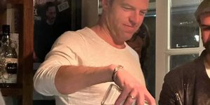 Ο Στέφανος Κασσελάκης σε μπαρ στις Σπέτσες