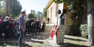 Ο Στέφανος Κασσελάκης κατέθεσε στεφάνι στο μνημείο της ΕΑΤ – ΕΣΑ, όχι στο Πολυτεχνείο