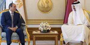 Ο εμίρης του Κατάρ συναντήθηκε με τον Αιγύπτιο πρόεδρο στο Κάιρο