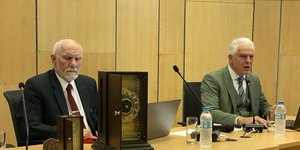 Οι καθηγητές του ΑΠΘ με τον μηχανισμό των Αντικυθήρων