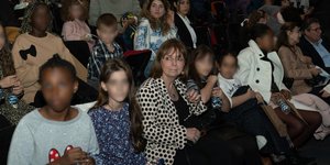 Στο θέατρο για την ονομαστική της γιορτή η Πρόεδρος της Δημοκρατίας- Μαζί της 15 κορίτσια από το Χατζηκυριάκειο Ίδρυμα