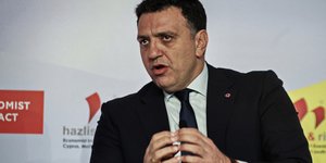 κικιλιας εξηγει με χερια 